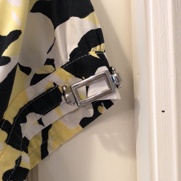 Yellow black white v-neck button down shirt detail on capped sleeve - Picture 3 of 3